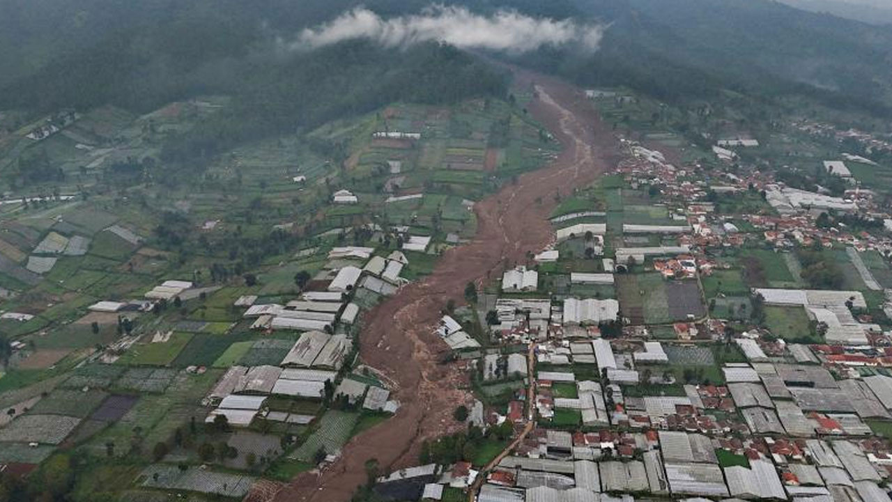 Endonezya’daki toprak kaymasında yaşamını yitirenlerin sayısı 34’e çıktı