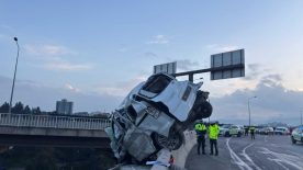 İzmir’de feci kaza: İş makinesi 30 metreden düştü