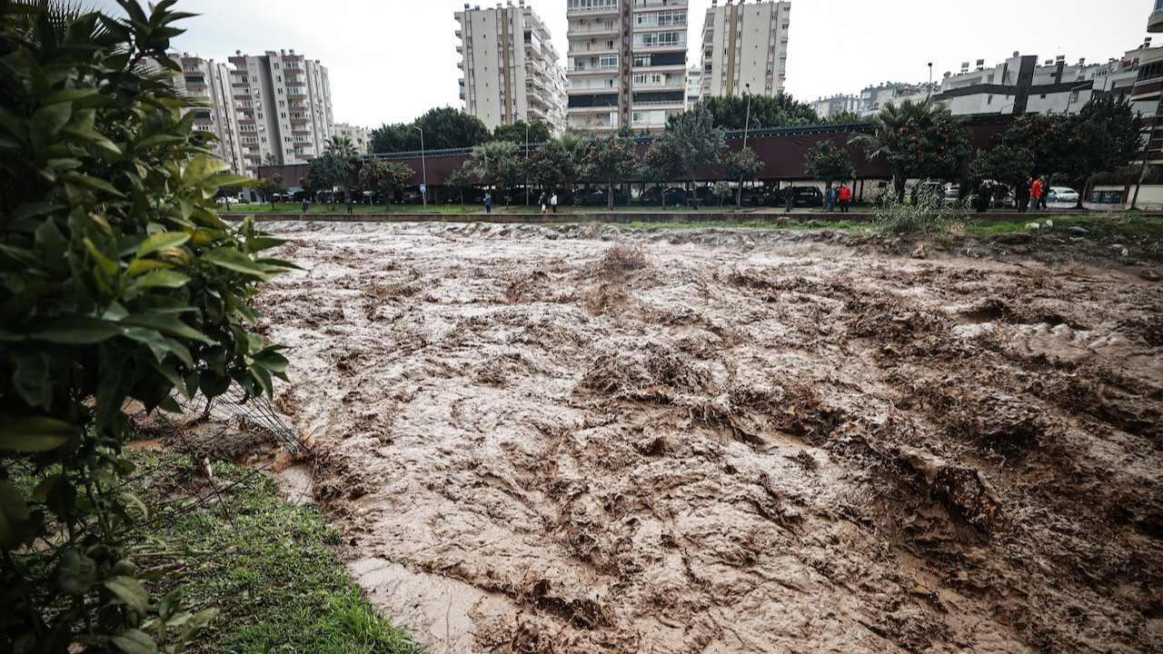 Mersin’de kuvvetli sağanak! Dereler taştı araçlar su altında kaldı…