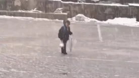 Bitlis’te kar altında tek başına İstiklal Marşı’nı okuyan çocuk yürekleri ısıttı