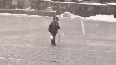 Bitlis’te kar altında tek başına İstiklal Marşı’nı okuyan çocuk yürekleri ısıttı