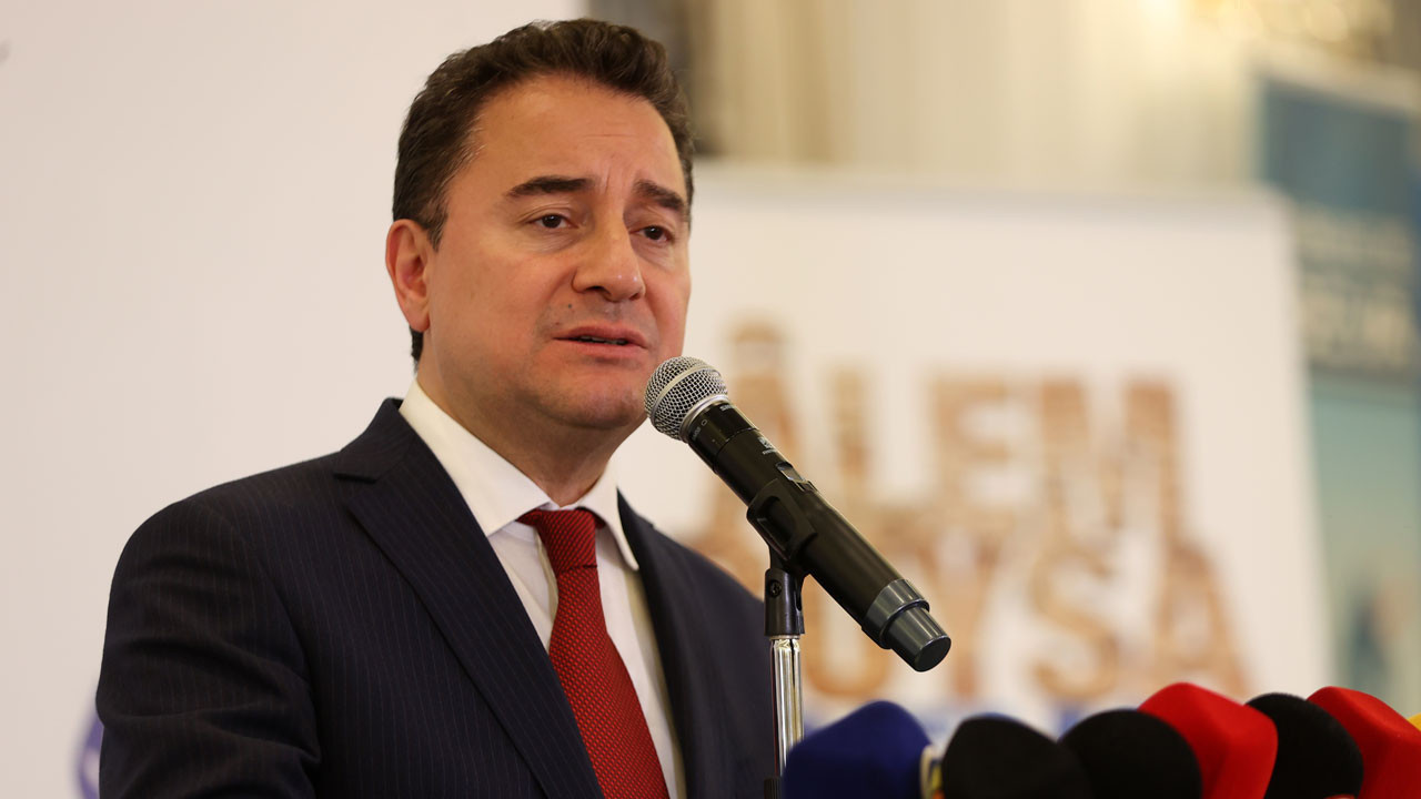 Ali Babacan’dan CHP’ye tepki: Pişkin pişkin rozet takarken rahatlar