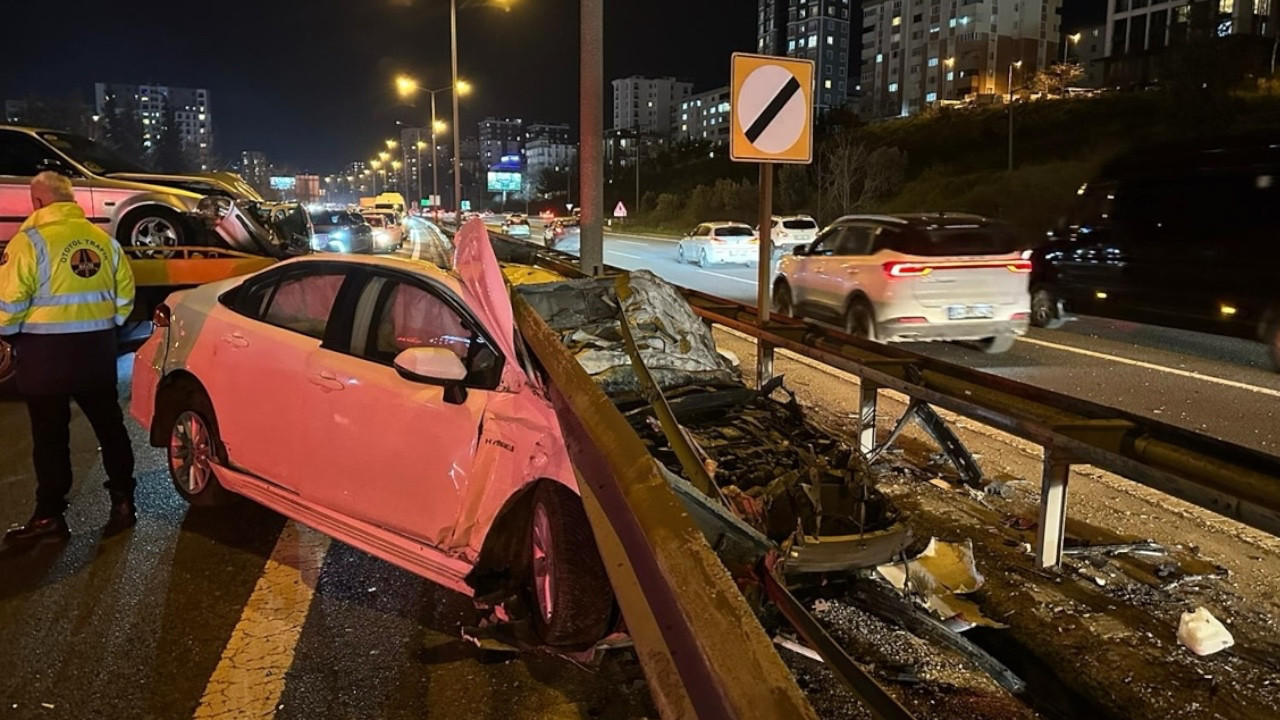 Ataşehir’de iki otomobilin çarpıştığı kazada 2 kişi yaralandı