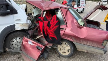 Burdur’da minibüsle otomobilin çarpıştığı kazada 2 kişi öldü, 4 kişi yaralandı