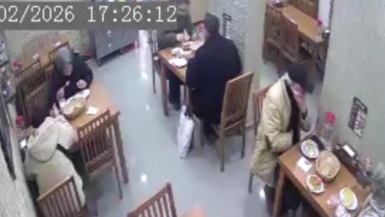 Bursa’da nefes borusuna yiyecek takılan kişiyi, komiser Heimlich manevrasıyla kurtardı