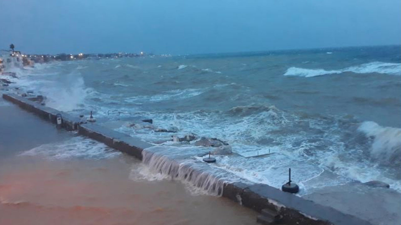 Çanakkale’de kuvvetli fırtına etkili oldu