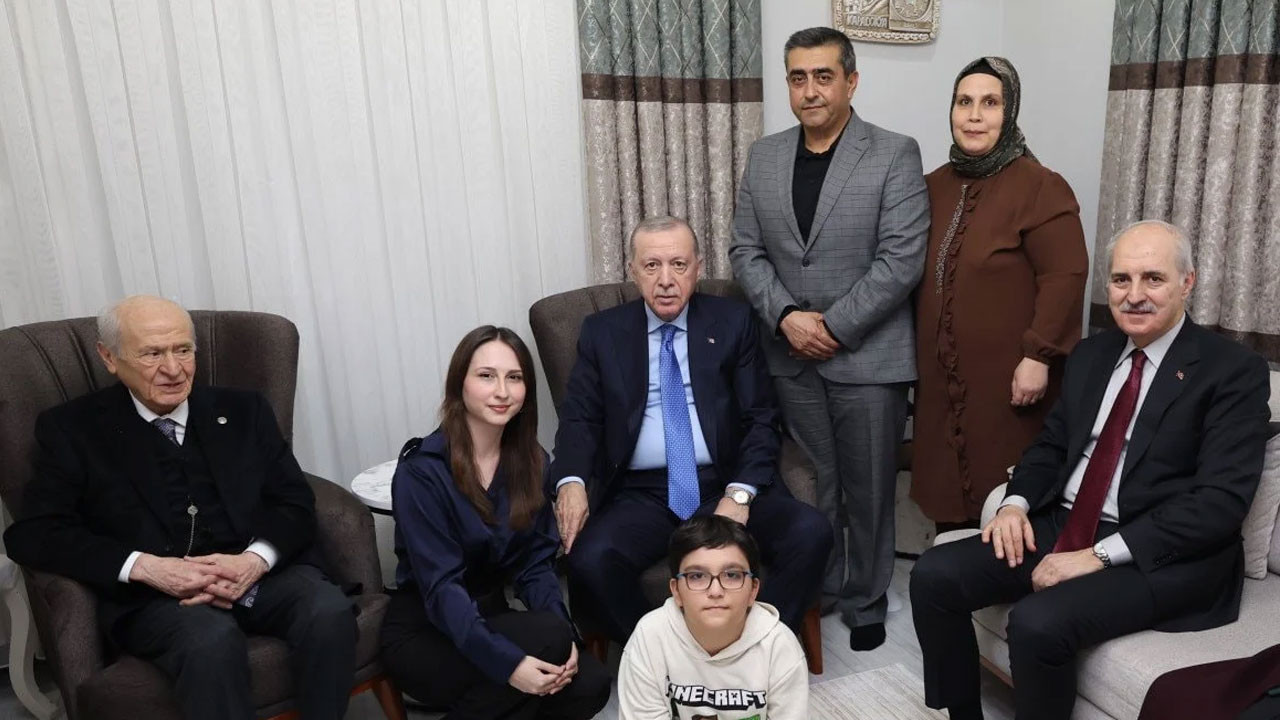 Cumhurbaşkanı Erdoğan, depremzede aileyi evinde ziyaret etti