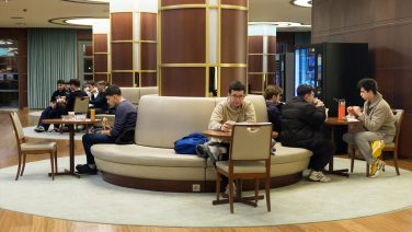 Cumhurbaşkanlığı Millet Kütüphanesi’nde ziyaretçilere sahur ikramları dağıtılıyor