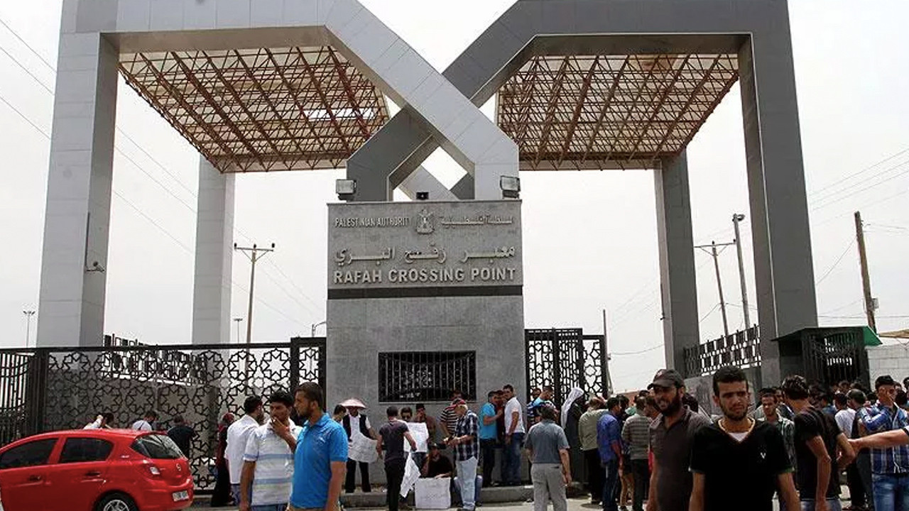 Filistinliler, Gazze’ye dönüşte Refah Kapısı’nda İsrail’in baskı ve tehditlerine maruz kalıyor