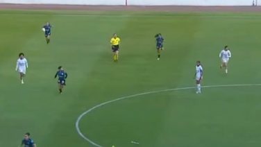 Hakem oyunu durdurdu, futbolcular sahadan kaçtı! O anlar gündeme oturdu