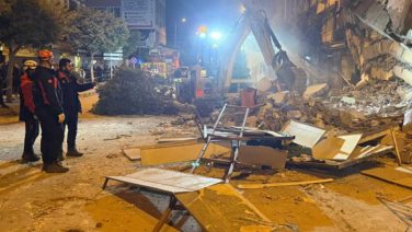 Hatay’da kontrollü yıkım sırasında bina çöktü