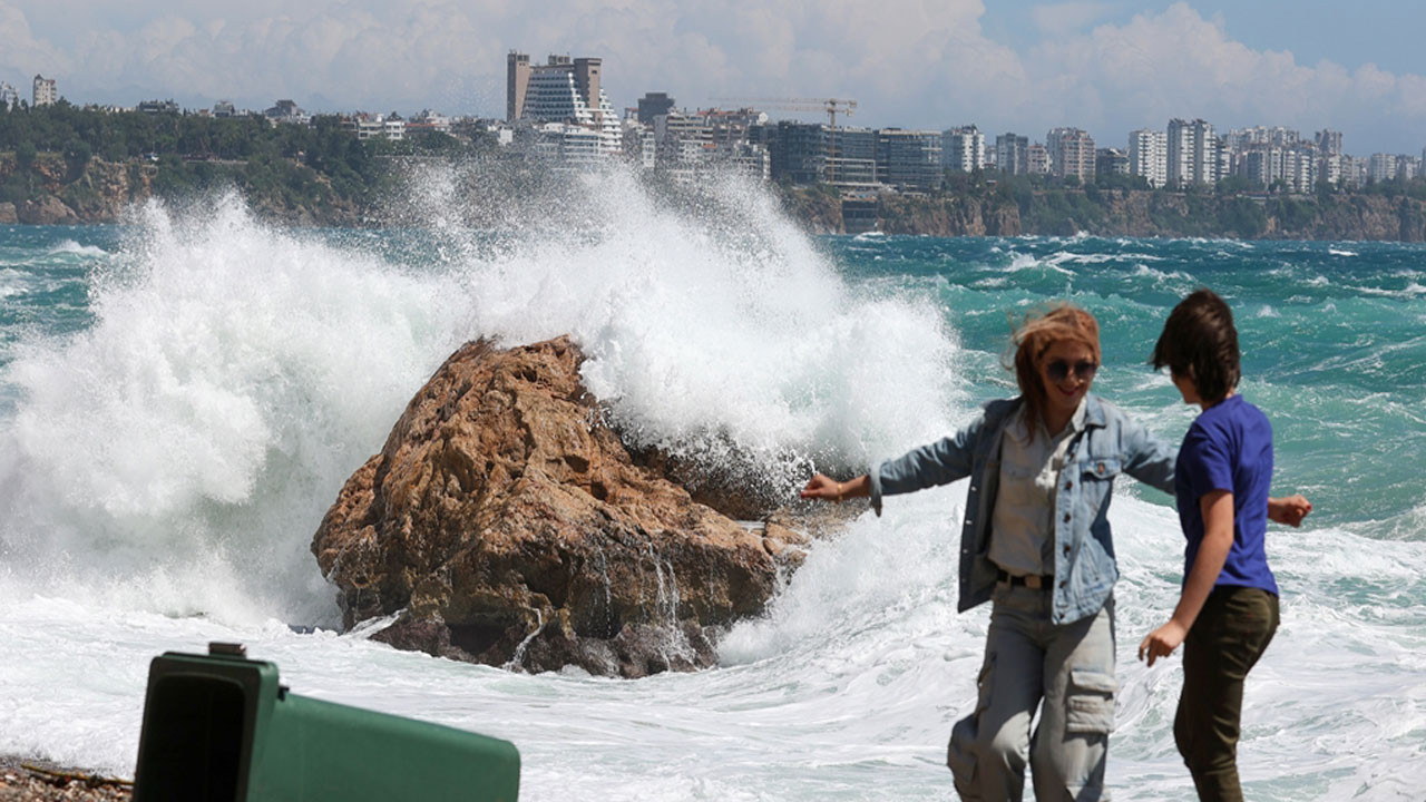 İstanbul’a fırtına ve sağanak geliyor! AKOM ve Meteoroloji uyardı