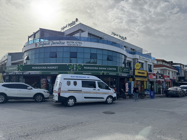 İzmir'de otelde çıkan yangında kadın hayatını kaybetti, eşi hastaneye kaldırıldı - Resim: 0