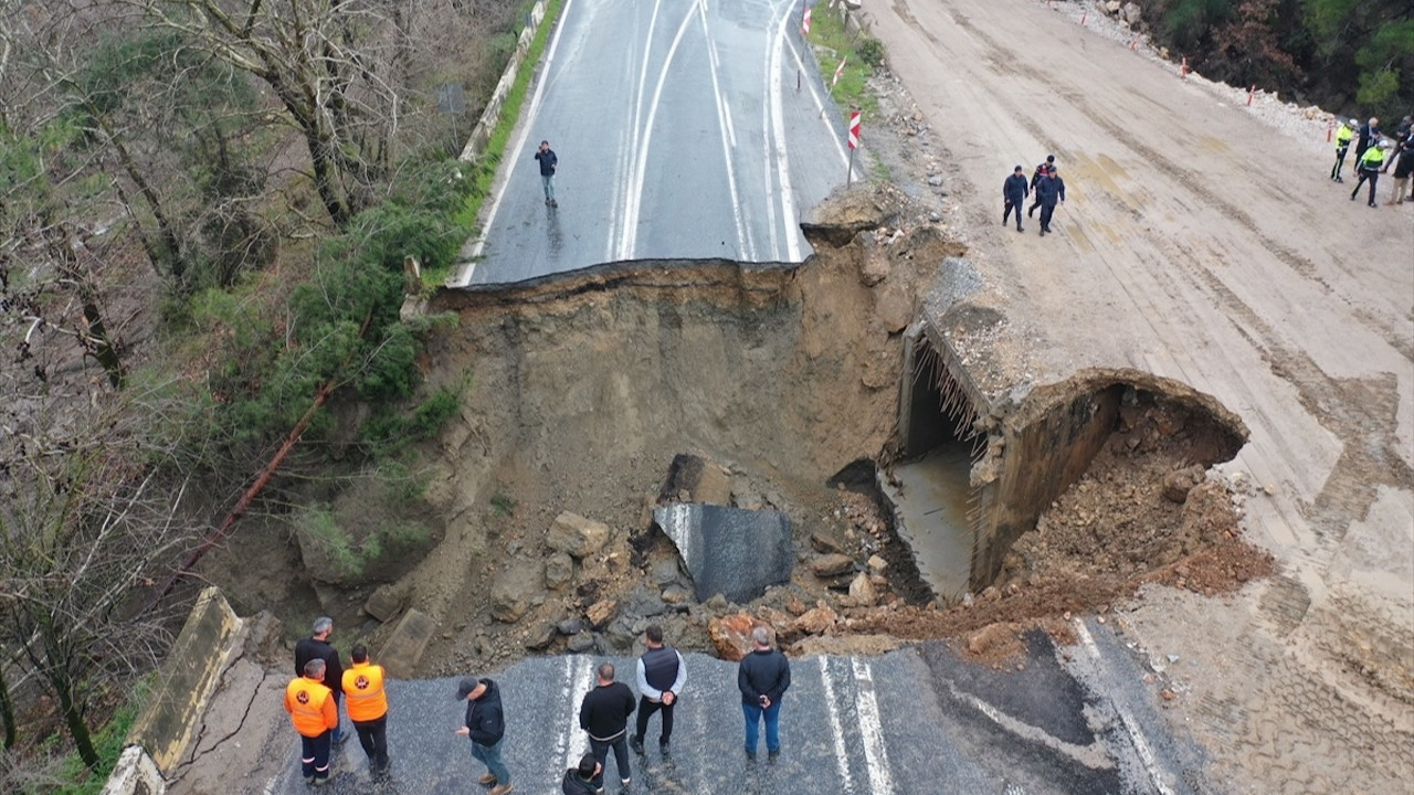 İzmir’de şiddetli yağış! Selçuk-Aydın kara yolunda çökme meydana geldi