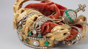 Louvre Müzesi soygunda düşürülen tacı ilk kez paylaştı