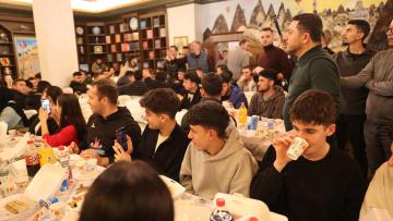 Nevşehir Belediye Başkanı Rasim Arı makamında öğrencilerle sahur yaptı