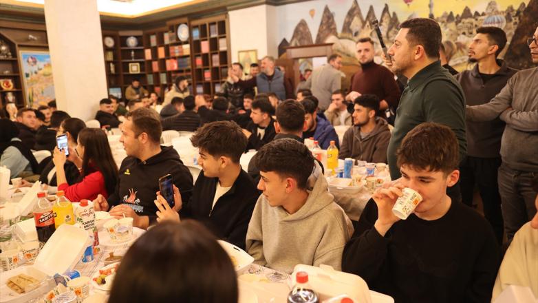Nevşehir Belediye Başkanı Rasim Arı makamında öğrencilerle sahur yaptı