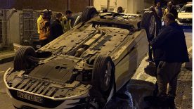 Park halindeki otomobillere çarparak devrildi!