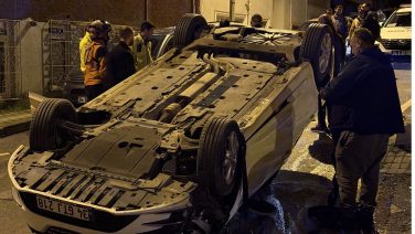 Park halindeki otomobillere çarparak devrildi!