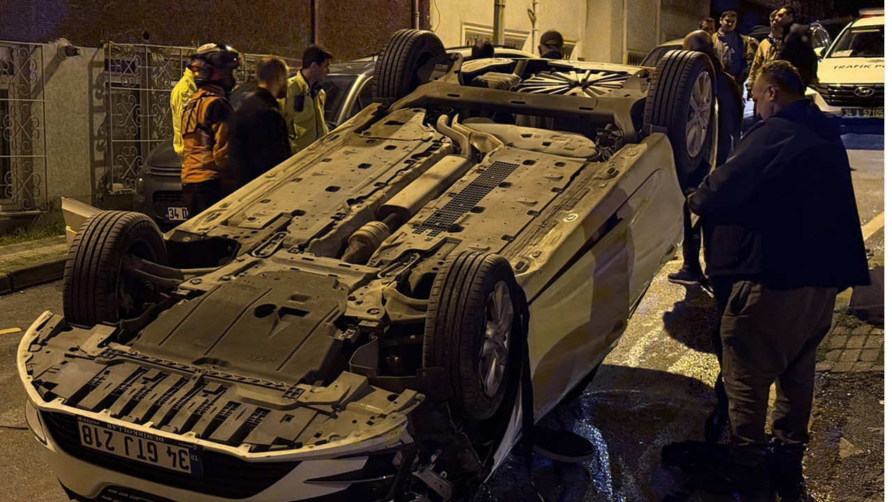 Park halindeki otomobillere çarparak devrildi!