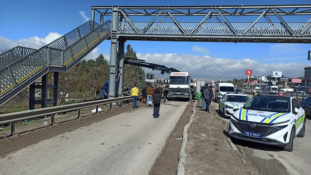 Ankara'da katliam gibi kaza! Otobüs üst geçide çarptı, 5 kişi hayatını kaybetti, yaralılar var - Resim: 1
