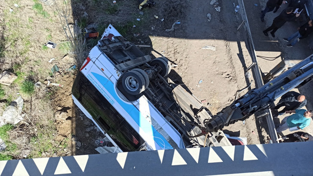 Ankara'da katliam gibi kaza! Otobüs üst geçide çarptı, 5 kişi hayatını kaybetti, yaralılar var - Resim: 2