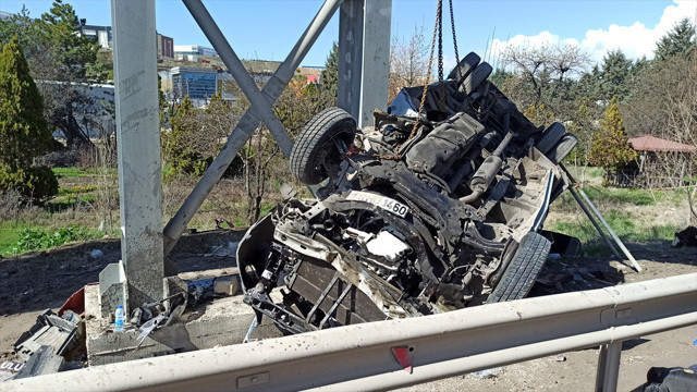 Ankara'da katliam gibi kaza! Otobüs üst geçide çarptı, 5 kişi hayatını kaybetti, yaralılar var - Resim: 4