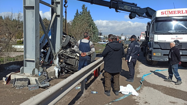 Ankara'da katliam gibi kaza! Otobüs üst geçide çarptı, 5 kişi hayatını kaybetti, yaralılar var - Resim: 0